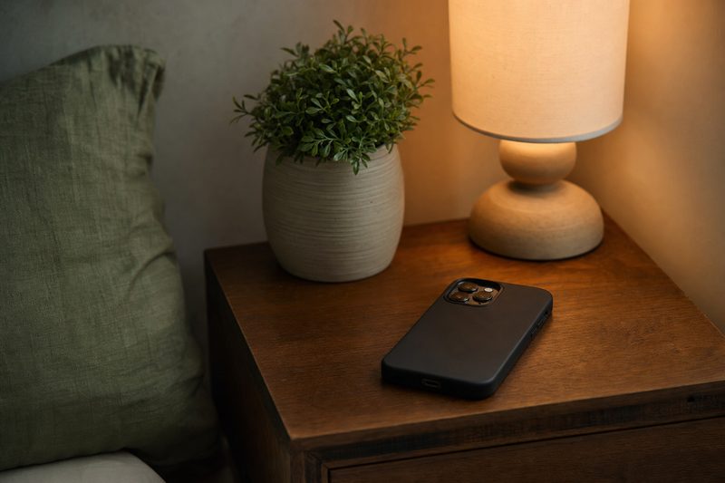 Smartphone am Abend auf einem Nachttisch, bewusster Umgang mit digitalen Geräten